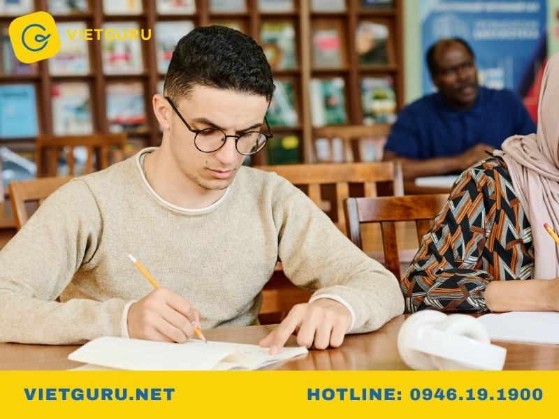Cách viết Essay cho người mới theo 5 bước chi tiết từ A đến Z Bước 1: Đọc và xác định yêu cầu đề bài