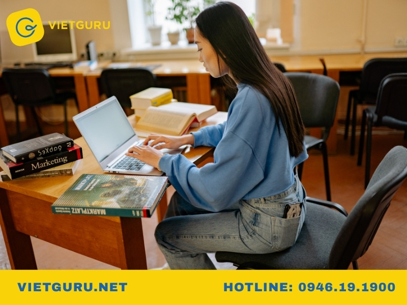 Expository essay là gì? Hướng dẫn viết bài luận giải thích chi tiết Phân biệt expository essay và argumentative essay